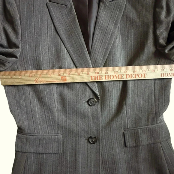 Tahari Arthur Levine Women Size 8
Beige Pinstripe Two Button Blazer
Jacket - Picture 4 of 6